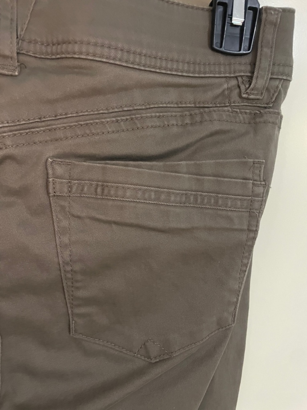 Democracy Ab Technology Lightweight Straight Leg Jeans in light brown. Size 6 - Picture 6 of 11